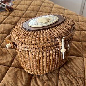 Lighthouse basket bag with sea shell